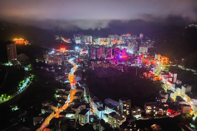 巴东野三关：夜幕下的山城幻梦