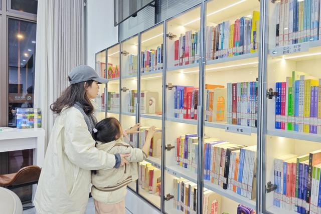 阅享烟花！浏阳水佳社区惊现高颜值“烟花主题”图书分馆