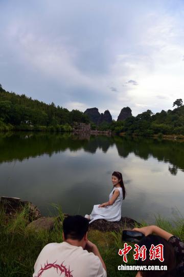 福建武夷山水沁心脾 暑假处处见游客