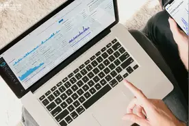 AI做金融数据分析的最佳实践：3步打造你的专属“盘后军师”，躺着也能做决策图片