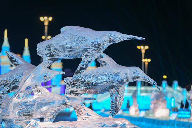 璀璨冰雕闪耀哈尔滨冰雪大世界