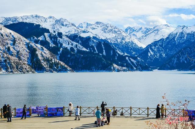 雪后云杉映天池 水墨丹青入画来