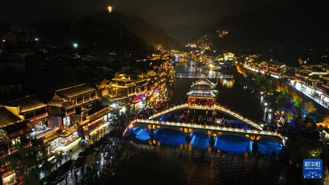 湖南凤凰：特色旅拍丰富旅游体验