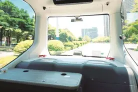 车辆取消方向盘 安全员在后排图片