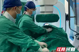 七旬老人导尿管生活2年 介入医生用26万颗“沙粒”快速疏通图片