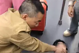 成都地铁现暖心一幕：女子疑因低血糖昏迷，男乘客抱下车救助，还拿出棒棒糖救急图片