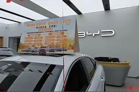 国庆期间汽车销售火爆，门店全员上班，有门店订单量增长4成，图片