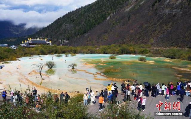 四川黄龙风景如画引游人