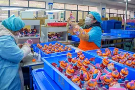 新春走基层丨这家曾制造“冰墩墩”的重庆企业，正在为2025年亚冬会生产吉祥物图片