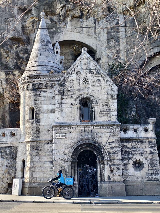 多瑙河畔，在布达静听城市的岁月回声