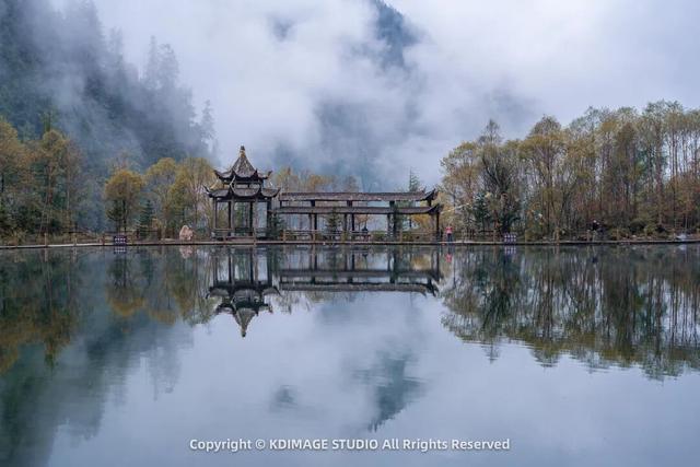 谁说西北只有戈壁？甘肃这座小城把云朵掰成碎絮，瀑布直接云端开闸！