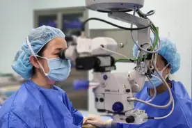 又近视又老花还有白内障，上海医生“智能镜头”10分钟手术解决女子四大困扰图片