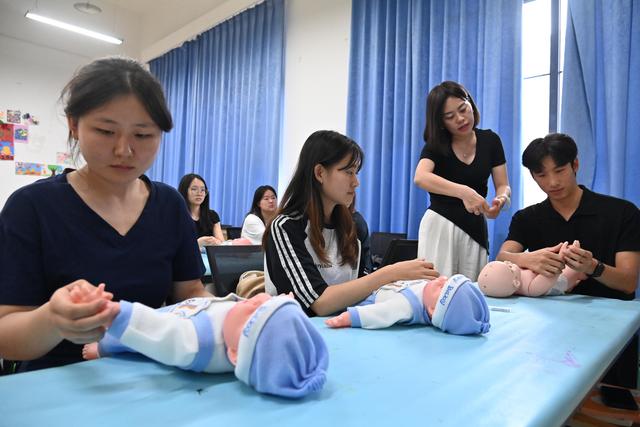 护理、启蒙、营养配餐……“带娃”也有专业标准 不再只是看孩子