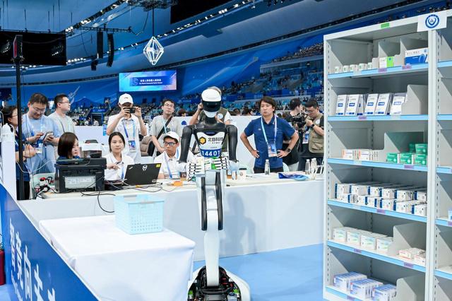 药房酒店等四大场景显神通！人形机器人“场景赛”展开角逐