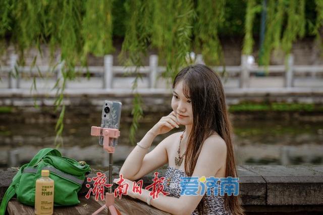 一年四季 泉在济南丨雨后黑虎泉畔，市民取水赏景尽享清凉