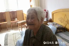 团圆时刻|一张三十多人的全家福：烟台百岁老人四世同堂庆中秋图片