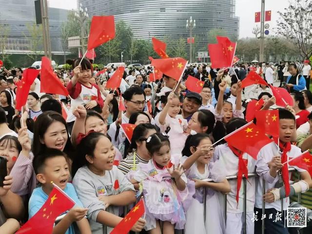 刚刚现身武汉街头，现场劲爆！“手机内存都不够用了”