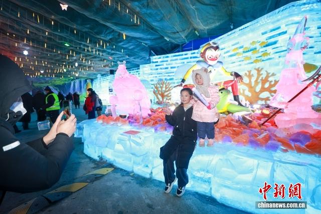 北京龙庆峡冰灯艺术节开幕