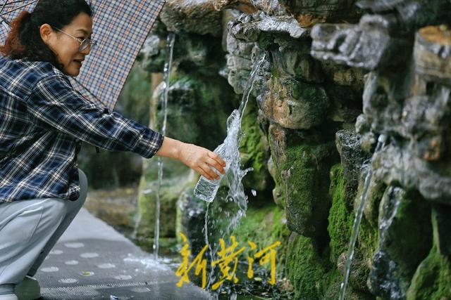 秋分时节雨落泉城，市民黑虎泉畔取水体验独特“秋分泉韵”