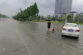 聊城暴雨过后，汽修厂迎来泡水车维修高峰图片