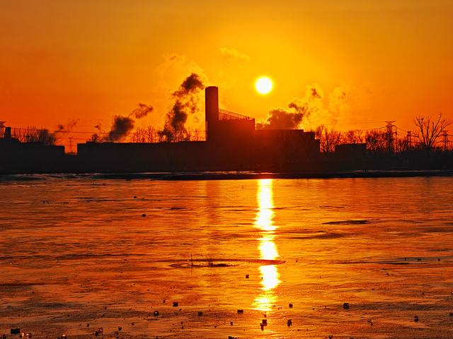 仿佛镀上了一层金色的光，北京冬至日邂逅最美夕阳