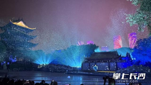 橘洲雪落引客来！《江天暮雪》三日迎客近万，宋韵光影点亮国庆