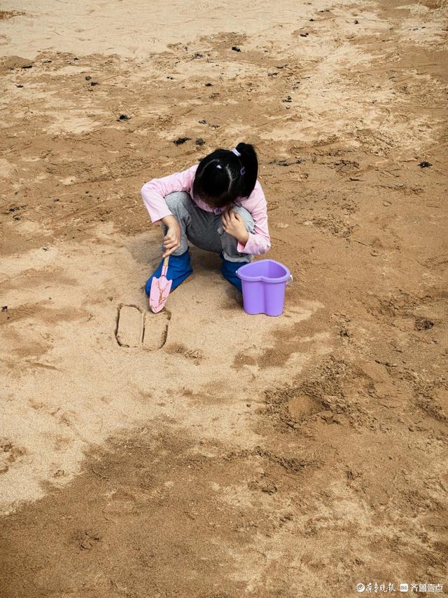 双节拍 | 青岛八大关浴场沙滩上，玩沙子的孩子