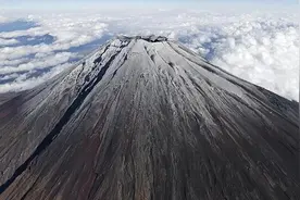 打破最晚降雪纪录后 富士山终于迎来“雪顶”图片