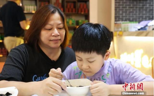 秦始皇的长生秘方？中式解暑“果冻”龟苓膏的七步制膏法