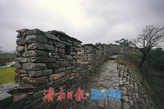 一年四季 泉在济南丨千年雄关展英姿，齐长城锦阳关段雨中如“巨龙蛰伏”