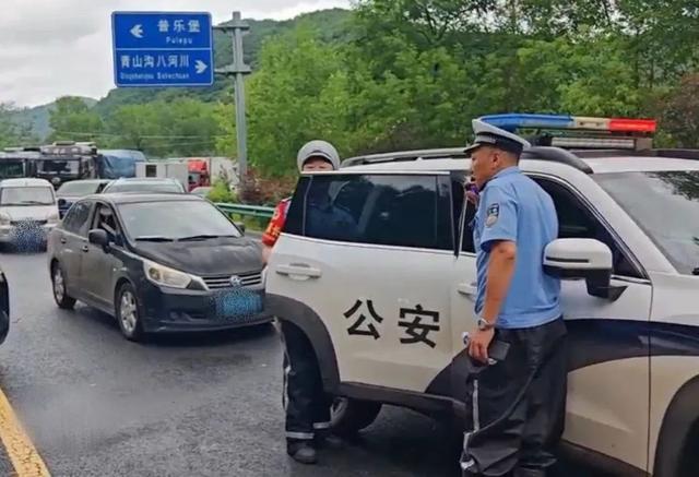 最温情的喊话：“跟上警车，平安回家！”