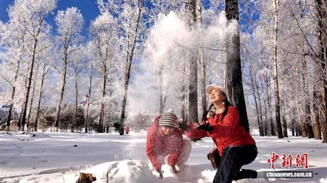 边城呼玛：雾凇冰排相互映衬 绝美冬景引游人