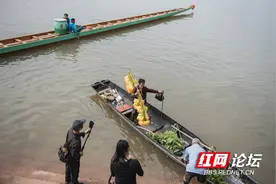 拍龙舟时“卖花娘”抢镜！麻阳高村镇：卖南瓜花的老人成了即时热点图片