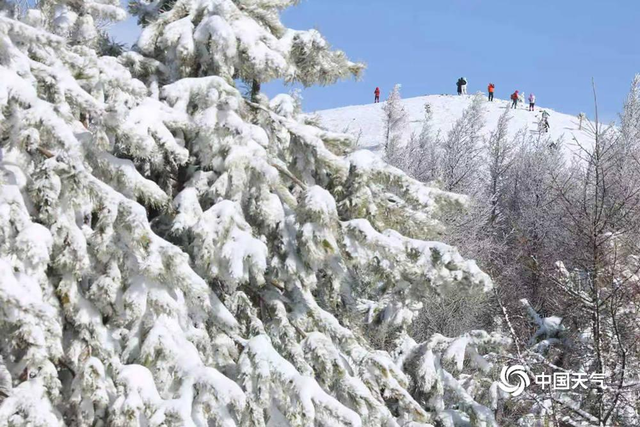 雪景上线！河北草原天路迎降雪 游客滑雪打卡乐享其中
