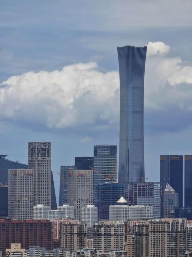 远眺北京天际线美景，白云蓝天下，天坛和天安门同框！