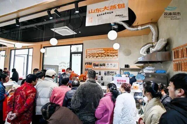 当年轻人开始“接管”菜场，会发生什么？美院研究生卖包子成“排队王”