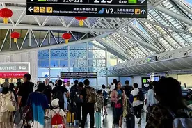 国内机票涨到上万元，高铁票依旧很难抢！这个春节南来北往旅游热度高涨图片