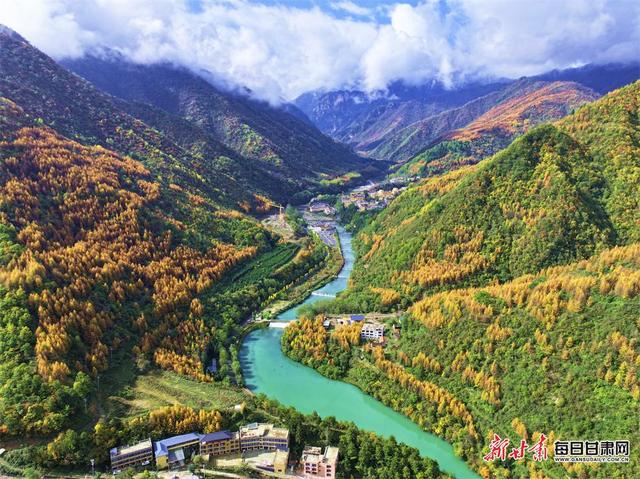 秋染官鹅沟 倾倒人间的调色盘