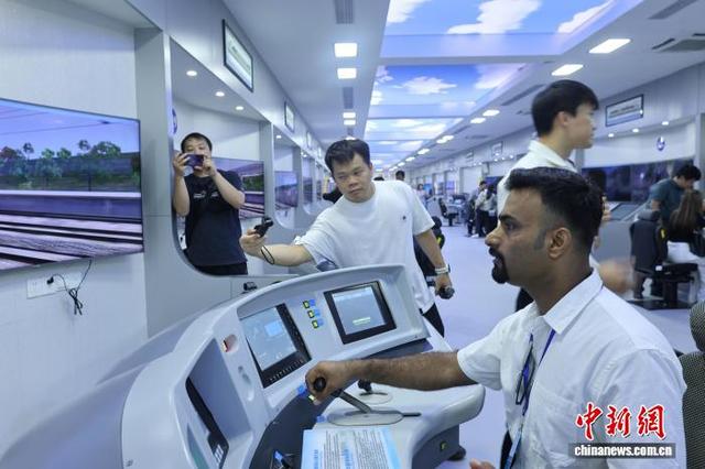 外媒广西柳州体验模拟驾驶 了解中国高铁技术