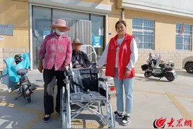嘉祥县黄垓镇开展爱心轮椅发放活动图片