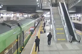 上海南站内4岁男童掉入列车与站台缝隙！幸有他们出手，50秒救起！图片