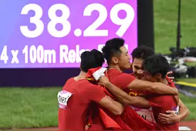 放弃主项后，谢震业携三名“00后”闯入百米接力决赛图片