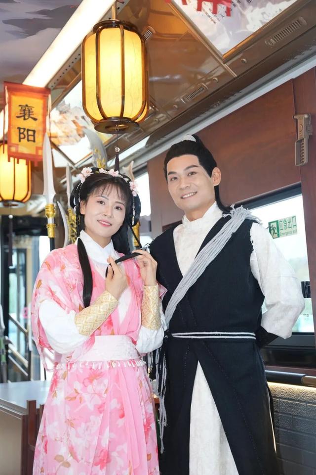 “郭靖黄蓉”当司机！这趟车火了