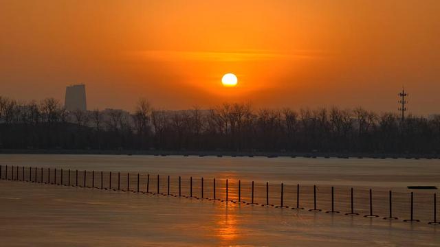 北京朝霞：水墨的留白里，藏着整片天空的色彩