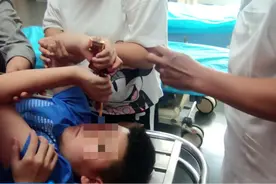 引以为戒！金属玩具枪刺入男孩眼部→图片