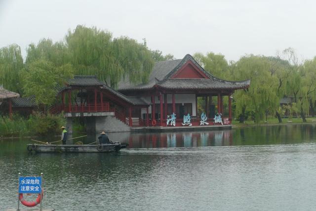 双节第二天遇降雨，清照泉城·明水古城两万游人与名泉一起撒欢