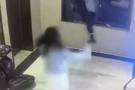 男子凌晨突然撞碎酒店一楼窗户跑出！监控曝光，系“情侣吵架”图片
