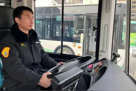 “熊孩子”偷跑玩耍迷路，公交司机报警助他回家图片