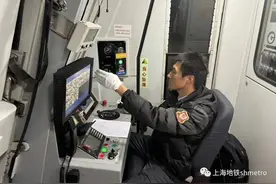 地铁司机收车后发现乘客遗失的红色保温包 一番操作后找到失主图片