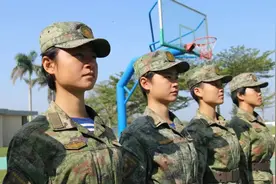 双胞胎女兵，“特3级”×2！图片